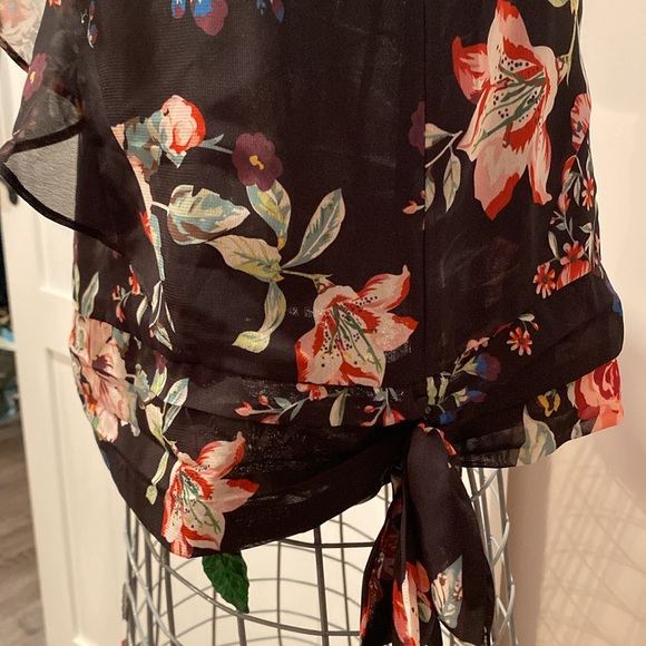 Nice details flower top 🌺 - Picture 3 of 11